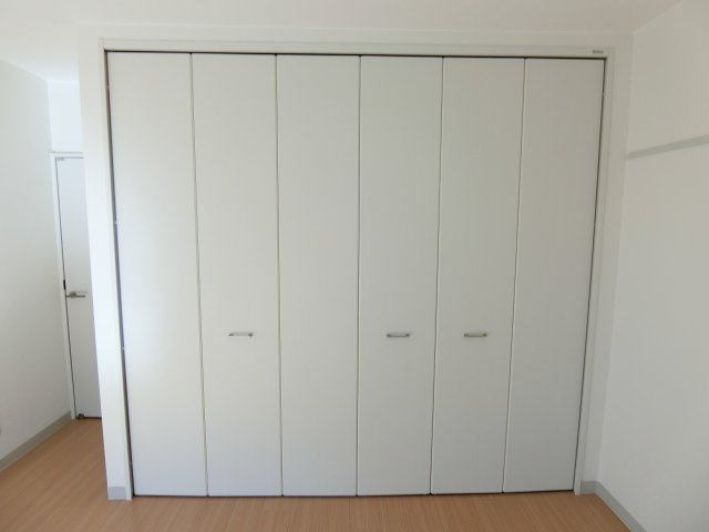 カクサン可美タウンBの玄関