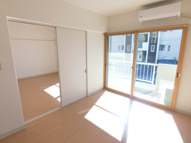 カクサン可美タウンBの居間・リビング|ゆったりとしたリビングです