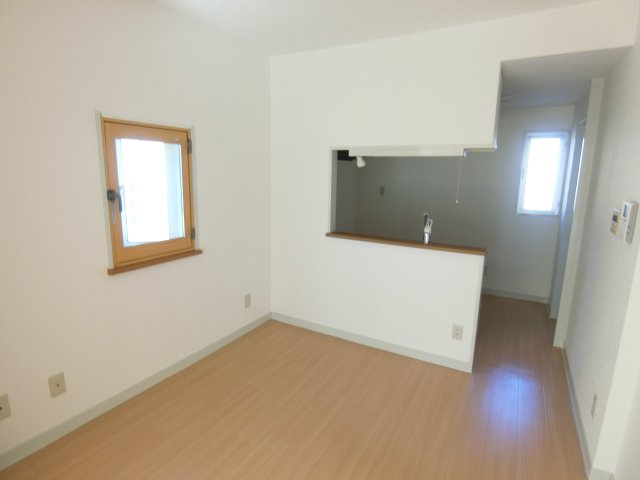 カクサン可美タウンBの居間・リビング|この後窓リノベ施工、木枠の塗装も入ります・・・！