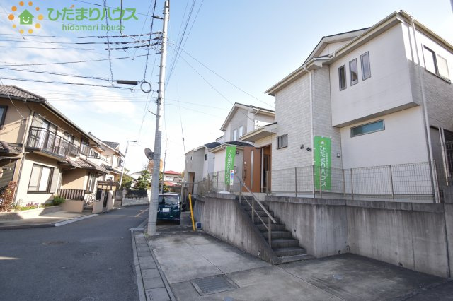 桶川市坂田西３丁目　中古一戸建ての前面道路含む現地写真