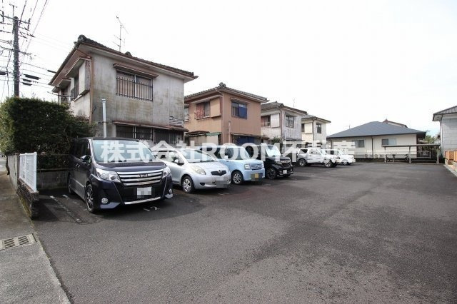 グリーンヒルズたかおの駐車場|車をお持ちの方に嬉しい駐車場付きの物件です