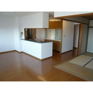 久留米市荘島町の賃貸マンションの居間・リビング|ゆったり過ごせるリビングです
