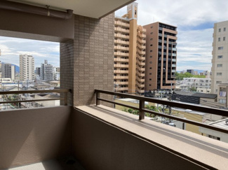 【展望】 | キッチン横から出られるバルコニーも幅が広く、高い建物が周辺にないので開放感があります