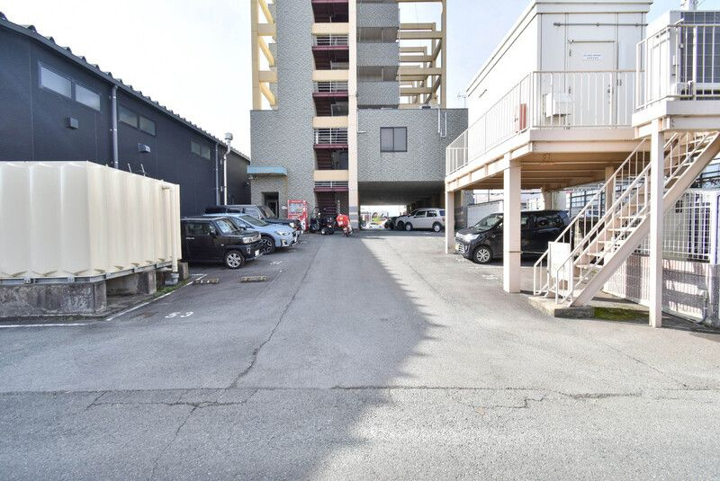 のばらビルの駐車場