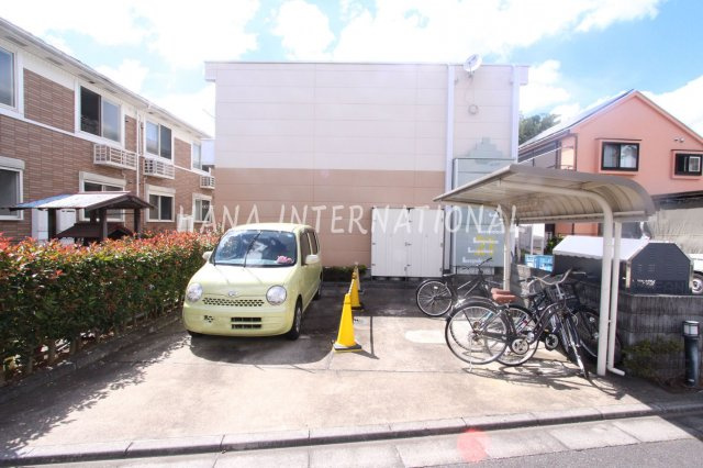 レオパレスウエストグリーンリバーの駐車場