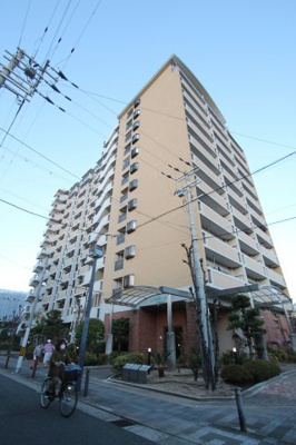 【外観】 | メロディーハイム関目高殿 | ◯広々42.37平米のルーフバルコニー！
●最上階北東角部屋で開放感たっぷり♪
◯リフォーム歴あり。室内大変美麗です！