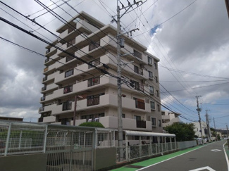 【外観】 | 諸岡川沿いの開放感あふれる立地のマンションです♪ 周辺に高い建物がないので陽当り風通し良好です
