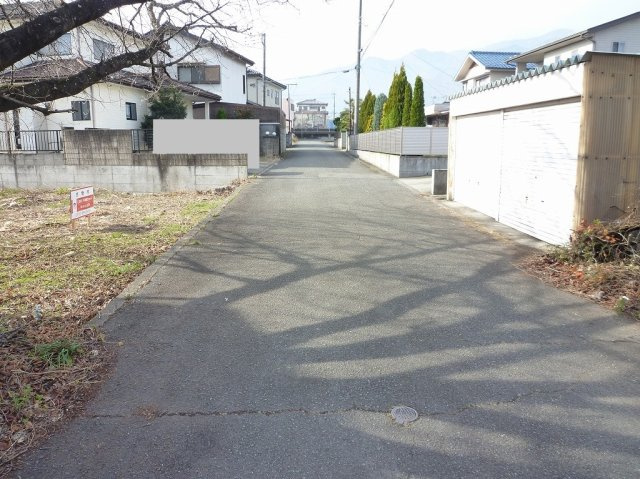 南アルプス市有野94坪売地の前面道路含む現地写真