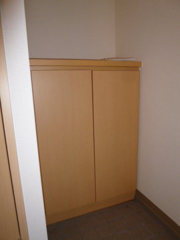 悠ハイム花畑の収納|玄関収納があるので、片付いた玄関がキープできます