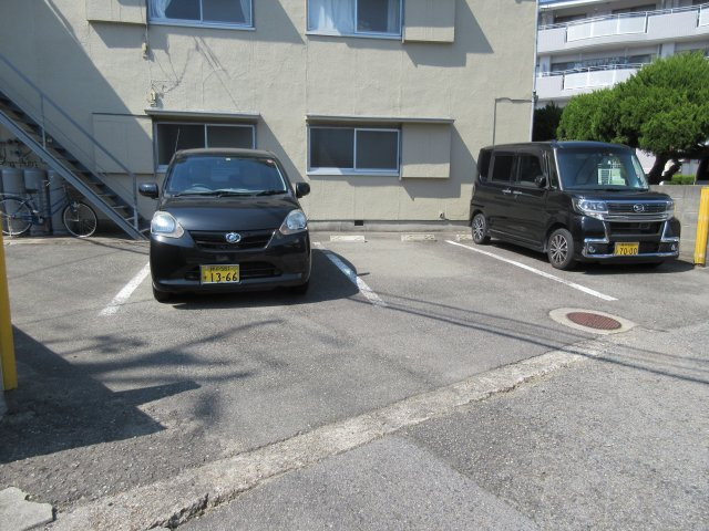 白百合荘の駐車場
