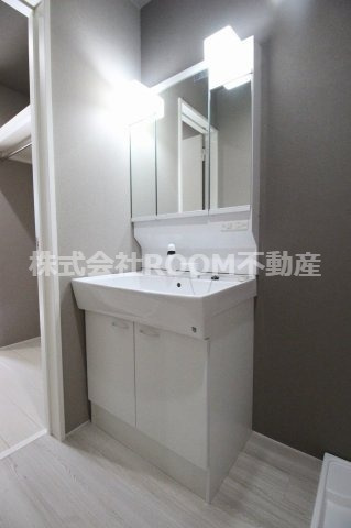 Spumoniの独立洗面台|朝の支度にも助かる、独立の洗髪洗面化粧台