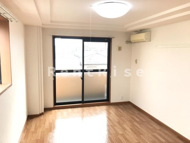 ロイヤル木の家 Ⅱ番館の居間・リビング|室内