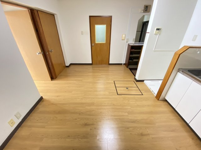 【居間・リビング】 | 小林マンション | 床下収納あり
