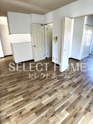 【居間・リビング】 | コメルスⅤ | こちらのリビングで趣味の時間をお楽しみください