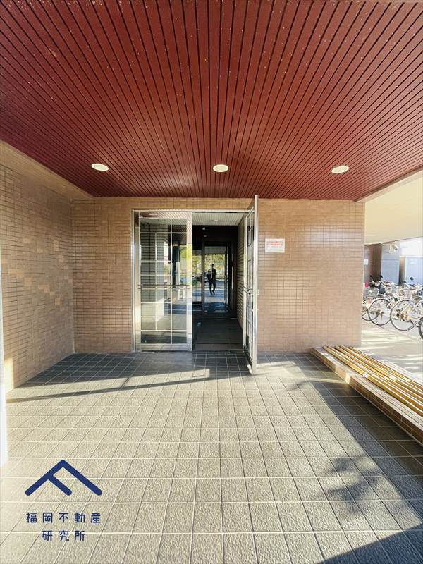 コアマンション空港南のエントランス