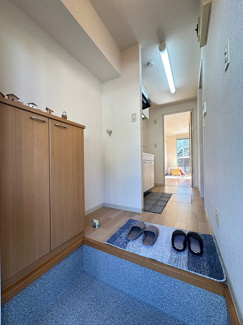 【展望】 | 玄関から室内への景観です！キッチンの奥に洋室6.7帖のお部屋があります♪