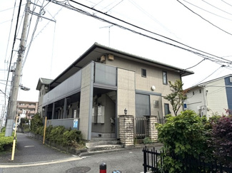 【外観】 | コンビニやドラッグストアが近くて便利な立地の2階建てアパートです☆横浜線「鴨居」駅まで徒歩圏内！「ららぽーと横浜」も徒歩圏内♪