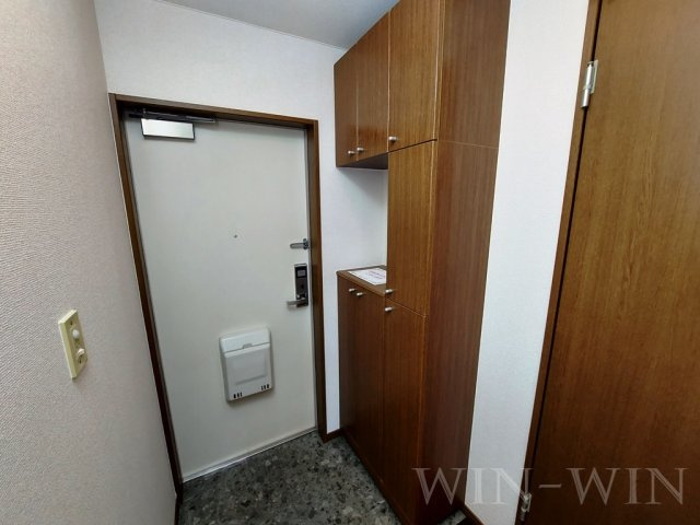 ルシード黒下の玄関