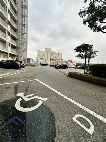 ローレルハイツ春日の駐車場