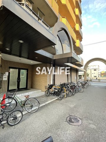 日宝ライフ放出西のエントランス