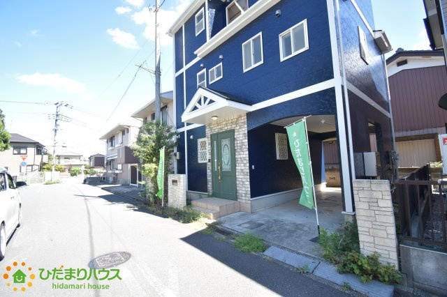 桶川市泉2丁目　中古一戸建ての前面道路含む現地写真