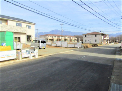 【前面道路含む現地写真】 | ブルーミングガーデン韮崎市藤井町北下條 | 前面道路含む現地写真です