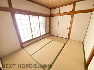 【和室】 | 尼崎市昭和通 | 2階和室６帖です♪バルコニーに面した明るく開放的な室内です！大きな押し入れもあり室内を有効に使用していただけます（
＾＾）