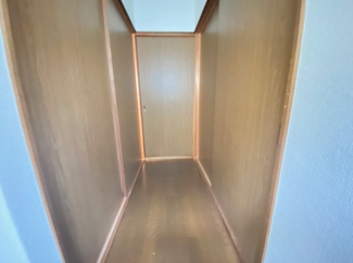 【内装】 | 尼崎市昭和通 | 2階廊下部分です♪玄関には大きなシューズＢＯＸが設けられており、たくさんの靴も散らかることなく収納していただけます（＾＾）玄関には大きなシューズＢＯＸが設けられており、たくさんの靴も散らかることなく収