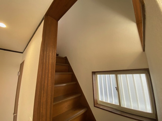 【内装】 | 尼崎市昭和通 | 階段部分には窓もあり、たいへん明るいです！！