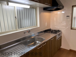 【キッチン】 | 尼崎市昭和通 | システムキッチンです♪収納力もあり、使い勝手も良いです！シンク前には大きな窓もあり、明るく快適です(^^)