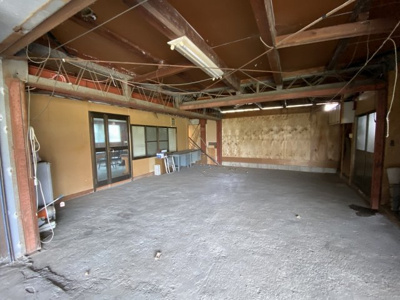 【設備】 | 塩尻市広丘吉田　中古住宅④＋倉庫＋畑 | １階 多目的スペース