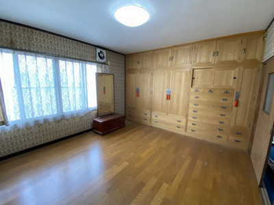 【洋室】 | 塩尻市広丘吉田　中古住宅④＋倉庫＋畑 | 2階 洋室　収納が素敵です♪