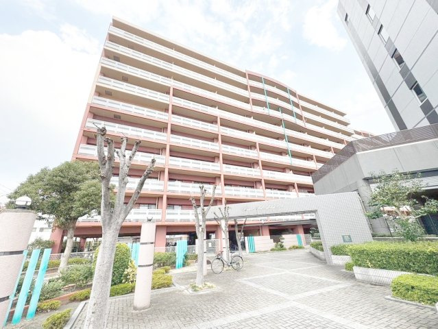 アンピール箱崎東Ⅱの外観|※弊社売主の物件！※【外観】北側外観写真です。敷地内駐車場に複数空きがございます。（※問い合わせ時に担当にご確認ください。）敷地内、近隣にもコインパーキングも多く、急な来客時にも安心ですね！