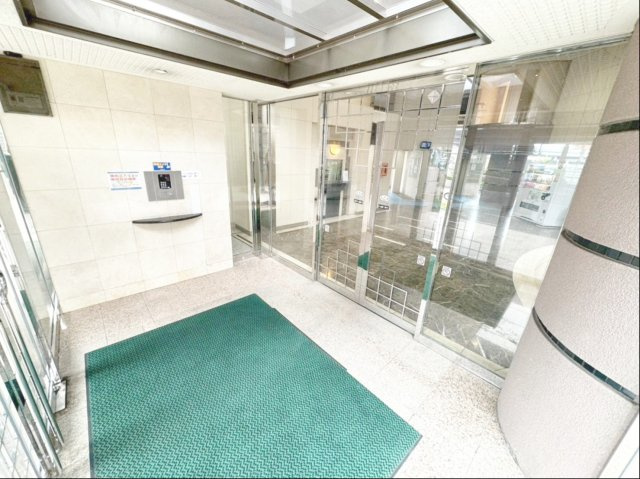 アンピール箱崎東Ⅱのエントランス|【エントランス】エントランスの外観写真です。共用部分もしっかりと管理されており、気持ちよくご利用いただけます。