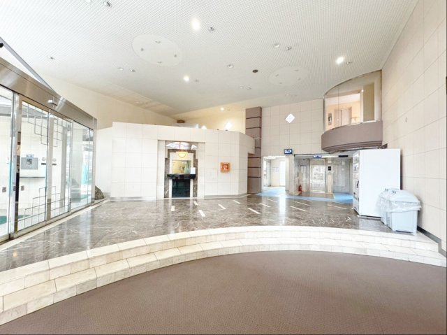 アンピール箱崎東Ⅱのエントランス|【エントランスホール】オートロックを抜けたエントランスホールは広々としていて見渡しもよいです。管理人室もホールに併設されており、自動販売機も設置されています！