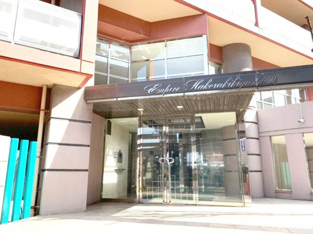 アンピール箱崎東Ⅱのエントランス|【エントランス】エントランスの外観写真です。共用部分もしっかりと管理されており、気持ちよくご利用いただけます。