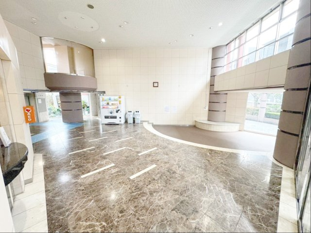 アンピール箱崎東Ⅱのエントランス|【エントランスホール】オートロックを抜けたエントランスホールは広々としていて見渡しもよいです。管理人室もホールに併設されており、自動販売機も設置されています！