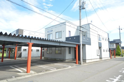 【外観】 | グランシティ青森B | おしゃれな外観です。白壁に紺色のアクセント、屋根付き車庫