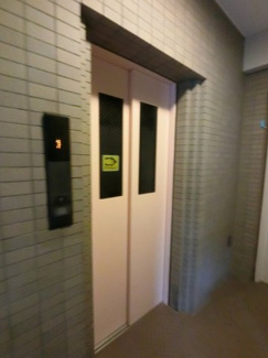 【その他共用部分】 | お買い物時やベビーカーの出し入れに便利なエレベーター付です。