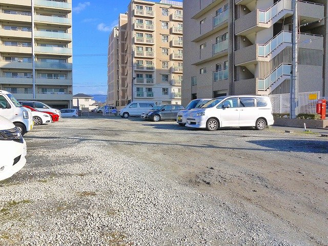 アイリスモータープール青野町の外観