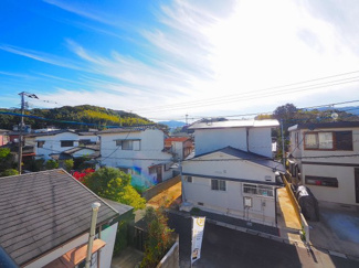 【展望】 | 【穏やかな街並みの眺望】
バルコニーから見える穏やかな街並み
爽やかな風と柔らかく降り注ぐ陽光を感じて頂けます。心地良い開放感が暮らしにゆとりと充足感をもたらします