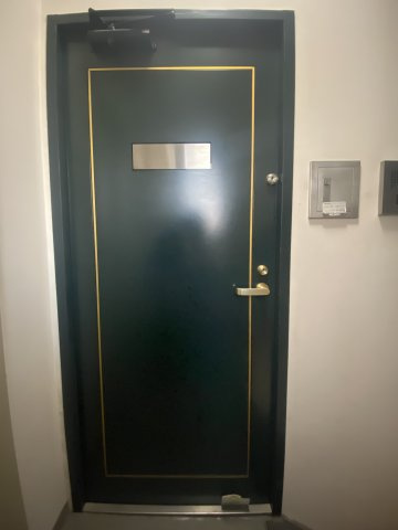 新井ビルの玄関