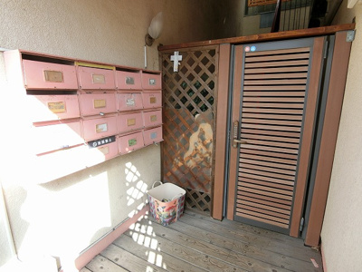 【エントランス】 | みすきゃんさす多摩美 | 防犯対策に有効なオートロック付きのエントランスです！一人暮らしの方も安心ですね♪