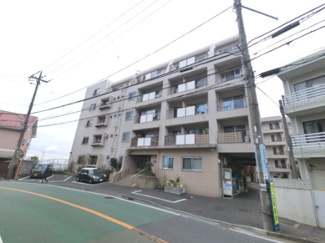 【外観】 | 総戸数５３戸、昭和４６年１１月築、管理人は日勤勤務につき管理体制良好です♪