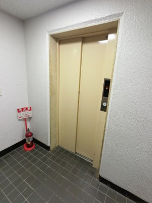 【その他共用部分】 | 根岸台ハイツ  | お買い物時やベビーカーの出し入れに便利なエレベーター付です。