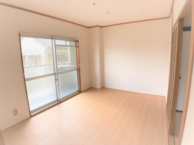 ブルージュ名和の洋室