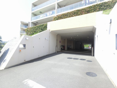 【駐車場】 | グランノア汐見台A棟 | 駐車場の入り口です。