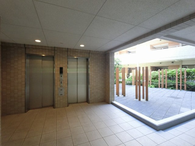 【その他共用部分】 | グランノア汐見台A棟 | お買い物時やベビーカーの出し入れに便利なエレベーター付
混雑時にも便利なエレベーター2基付です。