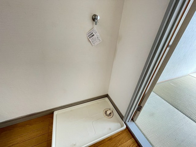 【設備】 | サンビュー | キッチンスペースにある室内洗濯機置き場です♪防水パンが付いているので万が一の漏水にも安心です！