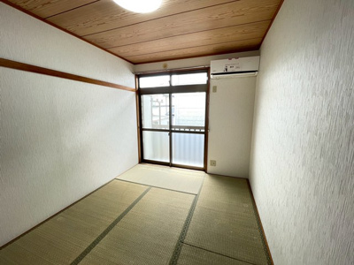 【和室】 | サンビュー | 南西向き和室6帖☆バルコニーに繋がる落ち着くお部屋です！エアコン付きで1年中快適に過ごせますね☆